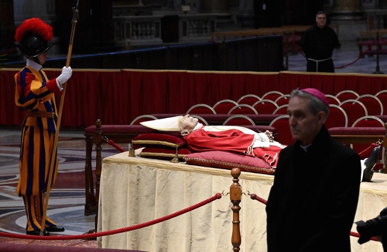  Почна оддавањето почит на папата Бенедикт, илјадници луѓе во Ватикан