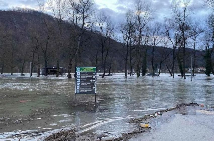  Се излеа реката Дрина, поплавени земјоделски површини и градска плажа