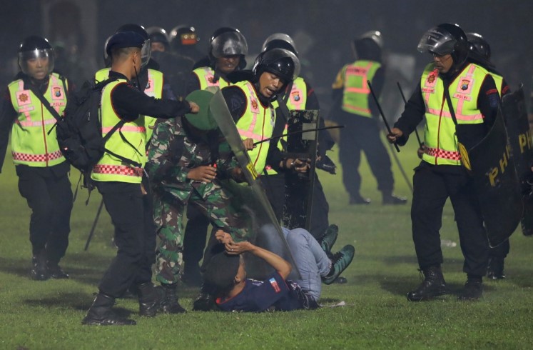  Почна судскиот процес за смртта на 135 луѓе на фудбалски стадион во Индонезија 