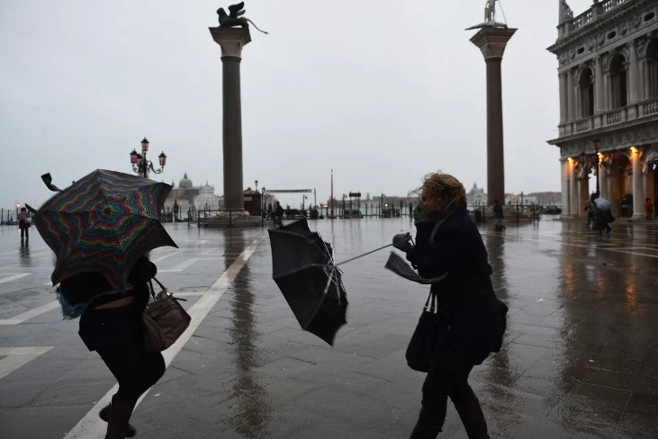  АНСА: Во повеќе области на Италија е издадено предупредување за екстремни временски услови