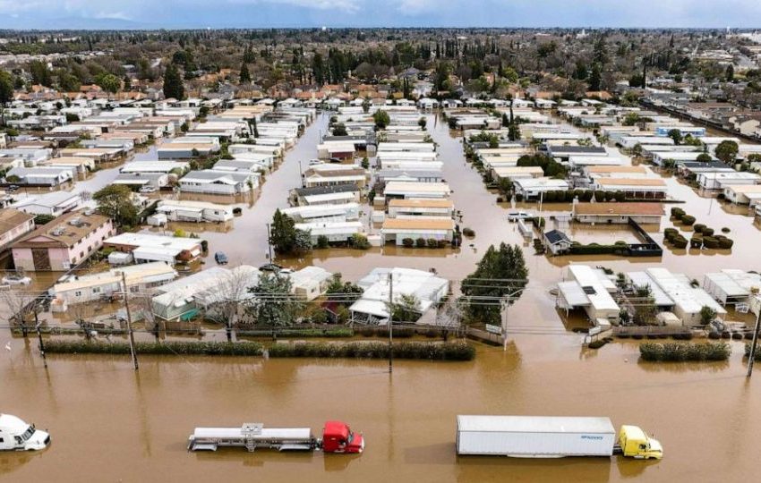  Калифорнија: Поројните дождови се намалија, во досегашните поплави загинаа најмалку 20 лица