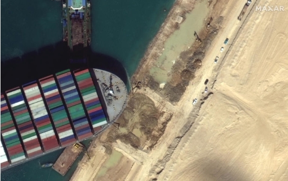  Товарен брод се насука во Суецскиот канал