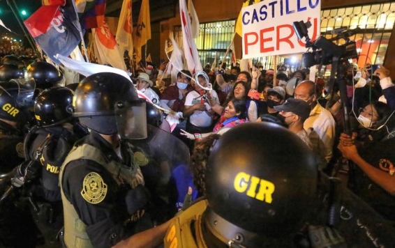  Полициски час во Перу по серијата насилни протести