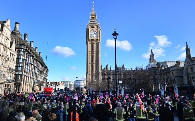  Британскиот премиер најави нови закони за регулирање на протести