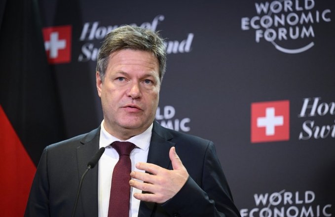  Хабек: Првата задача на новиот германски министер за одбрана ќе биде носење одлука за тенкови за Украина