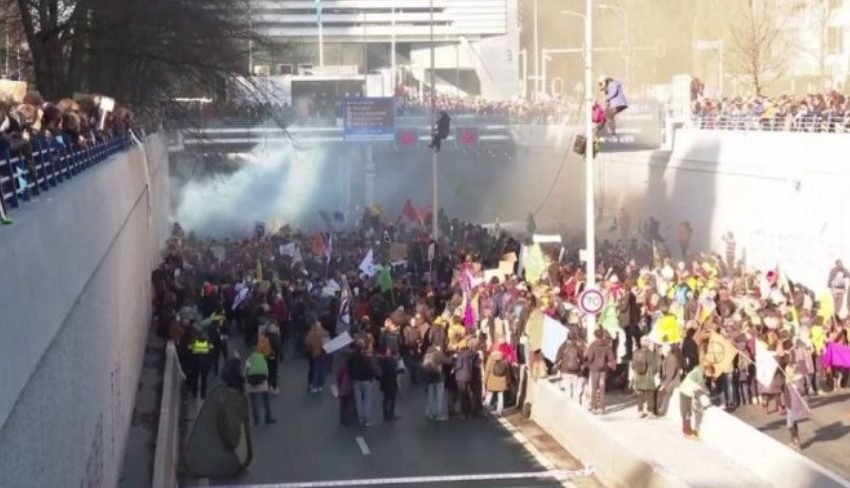  Стотици климатски активисти го блокираа центарот на Хаг