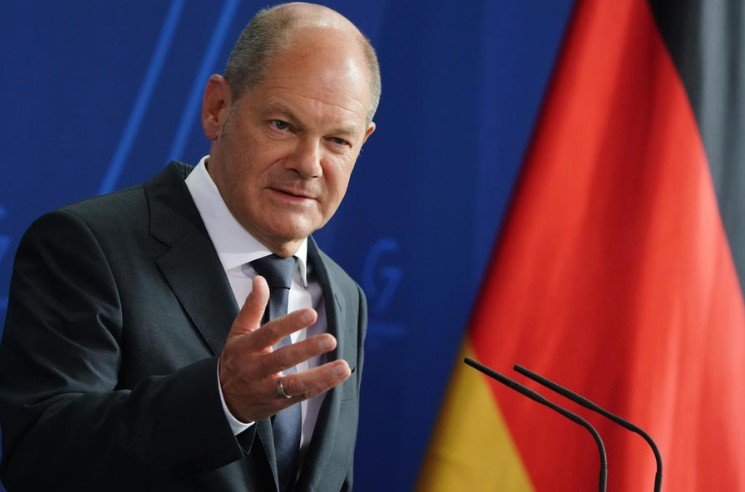 Шолц: Германија ќе продолжи внимателно да го разгледува испраќањето оружје во Украина
