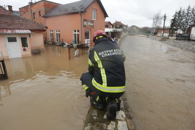  ВИДЕО: Поплави во Србија – Вонредна состојба во пет општини, евакуирани 84 луѓе, по двајца се трага