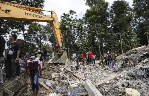  Силен земјотрес со јачина од 7,7 степени ја погоди Индонезија