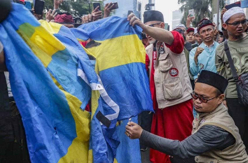  Запалени знамиња на Шведска, Данска, Холандија пред шведската Амбасада во Џакарта