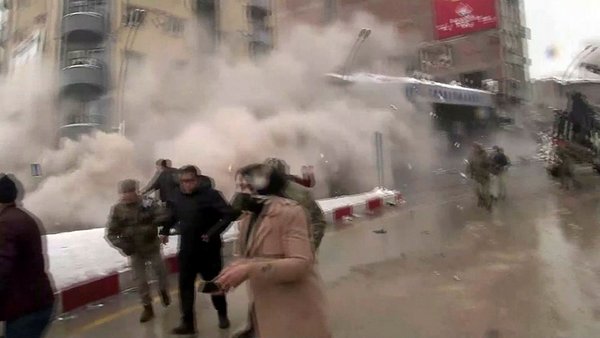  (ВИДЕО) Моментот кога вториот земјотрес ја стресе Турција снимен во живо на телевизија