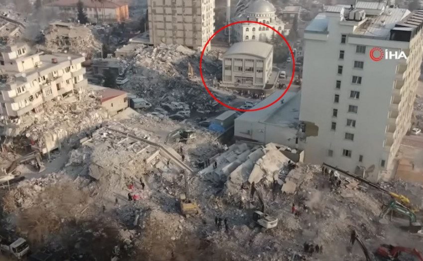  ФОТО: Среде рушевините во Караманмараш една зграда стои неоштетена, сега е познато што е овој објект