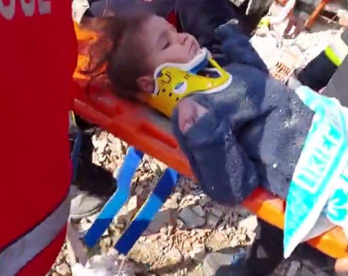  ВИДЕО: Секогаш има надеж, премрзнато девојче спасено по 150 часа под рушевините