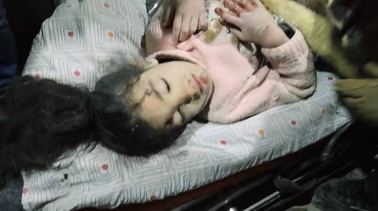  ВИДЕО КОЈА ЈА ОПИШУВА СЕТА БОЛКА ВО ТУРКИЕ И СИРИЈА: Деца поминаа 45 часа под урнатините покрај нивната мртва МАЈКА – претажно