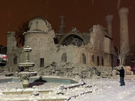  Во земјотресот во Турција уништена историска џамија