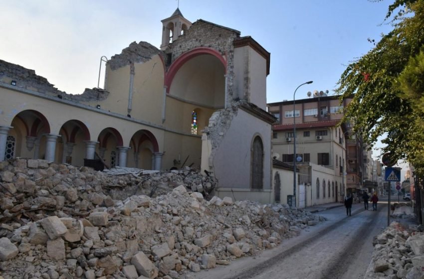  ЧУДО ВО ТУРЦИЈА: Во разурнатата црква, овие две статуи ОСТАНАА ЦЕЛИ (ФОТО)