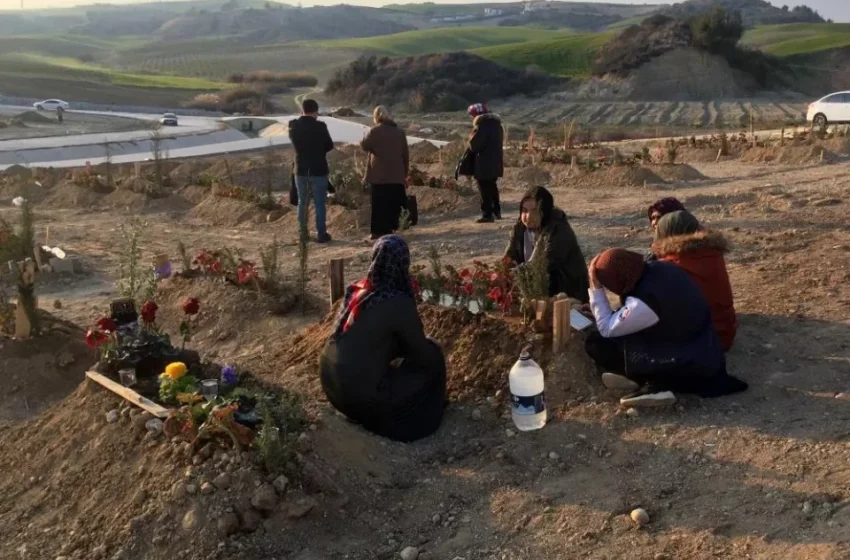  ПОВЕЌЕ ГРОБОВИ ОТКОЛКУ ЗГРАДИ И КУЌИ – глетката во овие турски градови е трогателна, особено од предметите што ги има до гробовите на овие деца! (ФОТО)