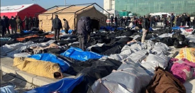  ГАЗАТ НИЗ ЦРНИТЕ ВРЕЌИ СО ТЕЛА ЗА ДА МОЖАТ ДА ГИ НАЈДАТ БЛИСКИТЕ – кога еден човек го прочитал името кое го барал се скупчил и не се помрднал