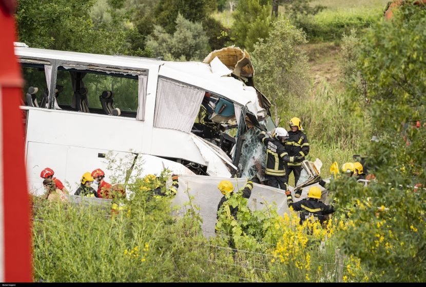  Aвтобус излетал од автопат во Турција, загинаа осум лица