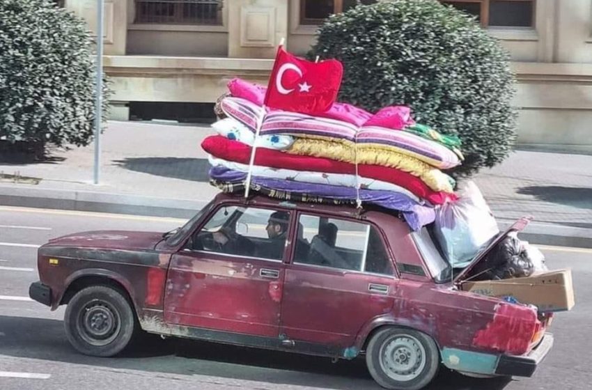  И ЈАС И БРАТ МИ БЕВМЕ БЕЗ КРОВ НАД ГЛАВАТА ЗНАМ КАКО Е – двајца Азербејџанци со стар автомобил се упатија кон Турција да донираат облека (ФОТО)