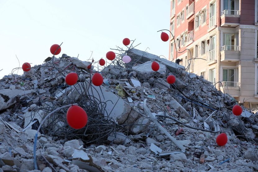  Шарени балони лебдат над рушевините во Турција – од причината ќе роните солзи (ВИДЕО)