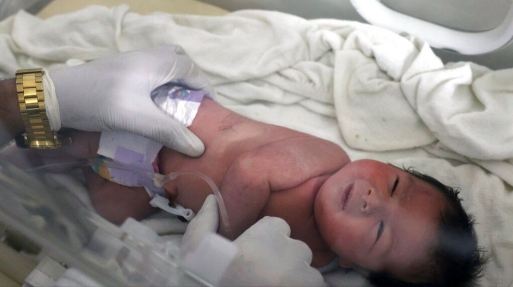  Вооружени напаѓачи упаднаа во болницата каде е сместено бебето кое се роди во урнатините на земјотресот