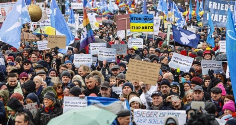  Над 10.000 демонстранти во Берлин против вооружувањето на Украина