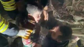  Малиот Миран, кој по 22 часоа беше извлечен од урнатините, стана надеж на тимовите