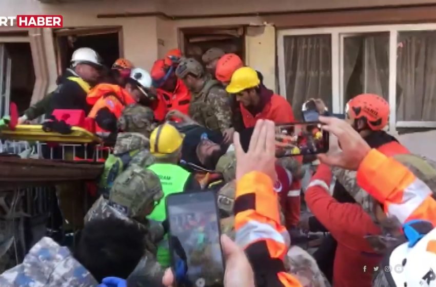  Видео:Мајка, татко и 3 деца кои биле под урнатините во Хатај, беа спасени живи по 82 часа