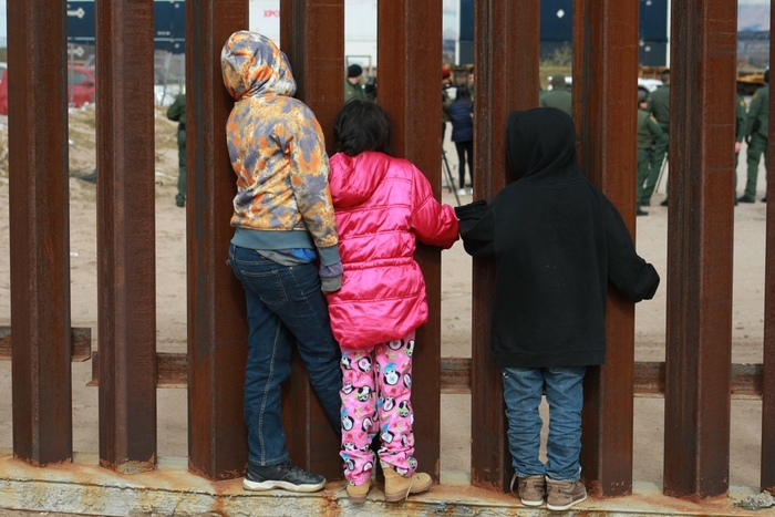  Во САД околу илјада деца мигранти чекаат да бидат вратени кај нивните родители