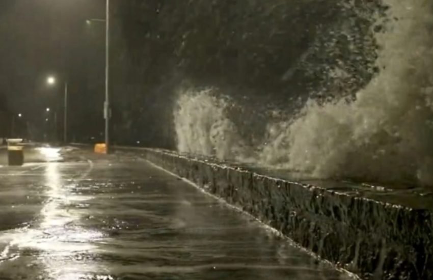  Со приближувањето на ураганот Габриел, стотици домаќинства без струја и откажани летови во Нов Зеланд