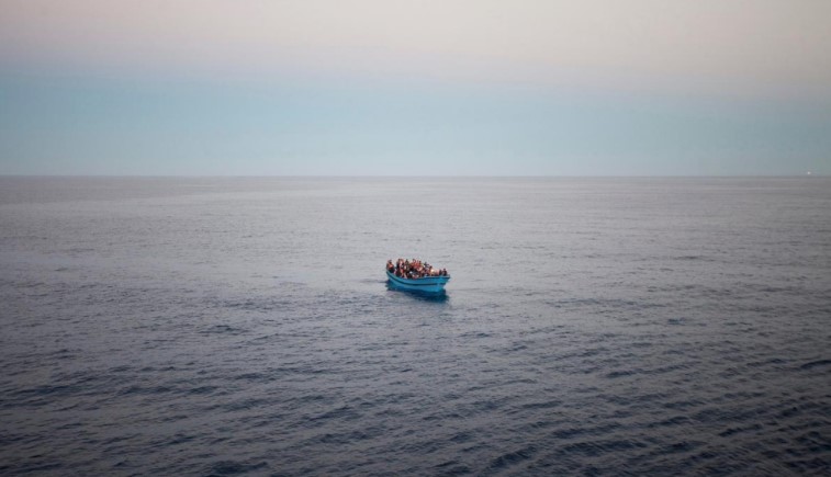  Најмалку тројца загинати и 16 спасени од потонат чамец со мигранти кај грчкиот остров Лезбос