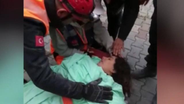  Жена бремена во 9 месец спасена по 40 часа поминати под урнатините во Хатај