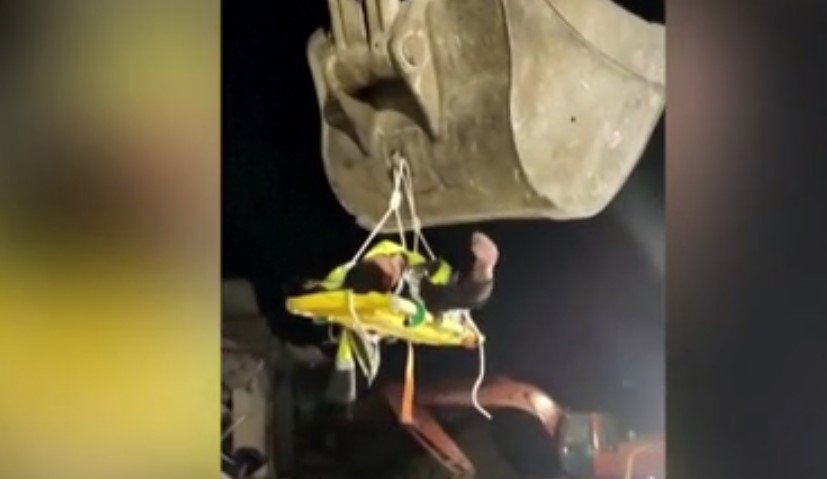  Човек запеа од радост кога го извлекоа од урнатините (ВИДЕО)