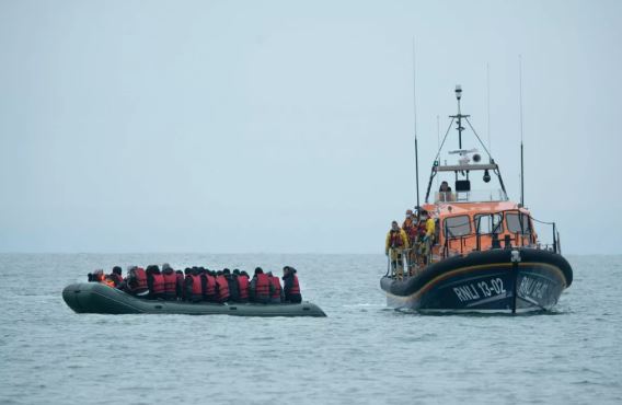  Брод со мигранти потона во близина на Италија, има најмалку 40 загинати