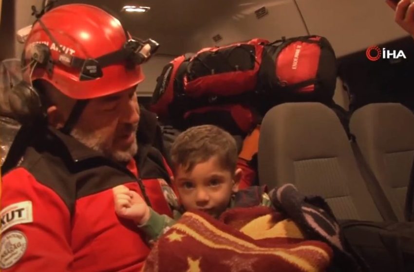  Мајка и тригодишниот син извлечени живи од под рушевините по 47 часа – среќата на лицето на момчето не се споредува со ништо на светот (ВИДЕО)