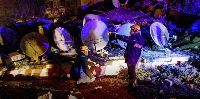  „Под урнатините има затрупани лица“: Најмалку осум повредени по новиот земјотрес во Турција