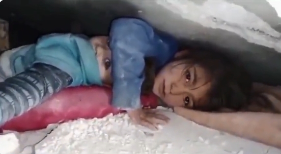  ВИДЕО: Брат и сестра од Сирија спасени по 36 часа, зборовите на девојчето ќе ве шокираат