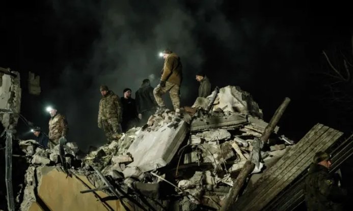  Најмалку двајца загинати во руски ракетен напад врз станбена зграда во Краматорск