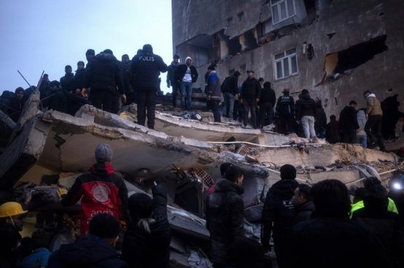  Над 2.000 загинати во земјотресот во Турција и Сирија