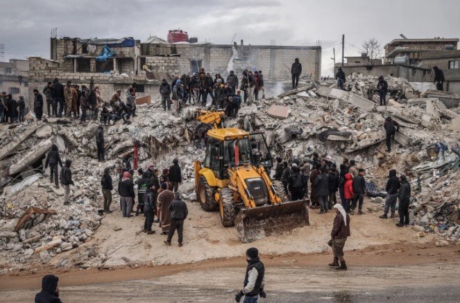  Најмалку 5.606 згради се урнаа за време и по земјотресот, јавува турската агенција