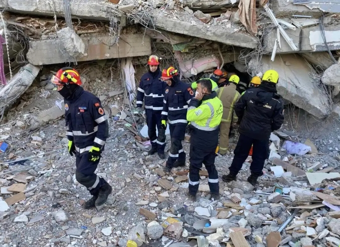  Струмичките пожарникари стигнаа во Адана, се вклучија во пребарувањето на жртви од земјотресот