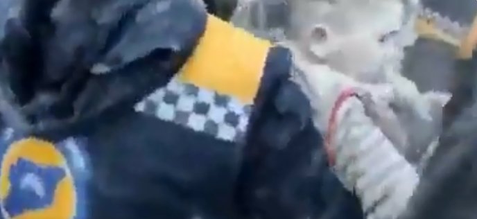  ВОЗНЕМИРУВАЧКО ВИДЕО: Татко со телото го заштитил синот, бебето извлечено од урнатините живо