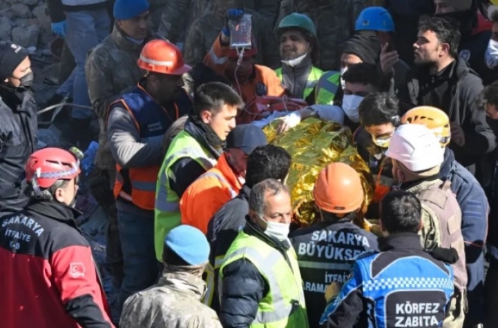  Девојка спасена од под урнатините 248 часа по земјотресот во Турција