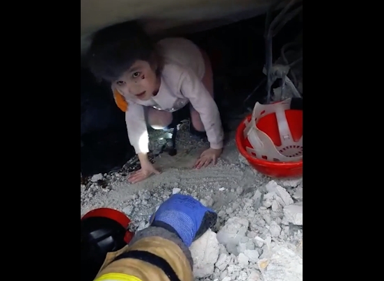  Малата Зехра е херој: По неколку часа под урнатините излезе жива (ВИДЕО)