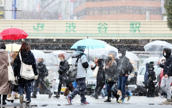  Обилни снежни врнежи во Јапонија: Откажани летови, патиштата блокирани