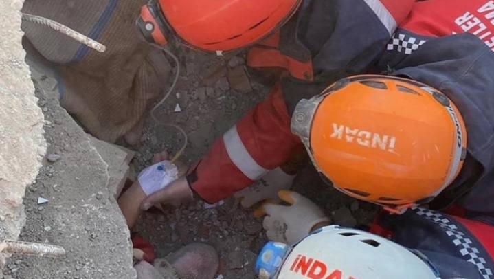  Спасена 42-годишна жена 222 часа по земјотресот во Турција