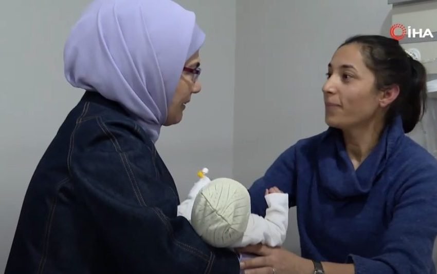  ПРВАТА ДАМА НА ТУРЦИЈА ГИ ПОСЕТИ НАЈМАЛИТЕ СИРАЧИЊА – откако дозна дека родителите на овие бебиња загинале нареди да се земат веднаш со претседателскиот авион