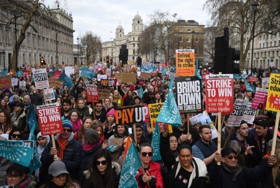  Голем синдикален штрајк, околу половина милион Британци излегоа на улиците