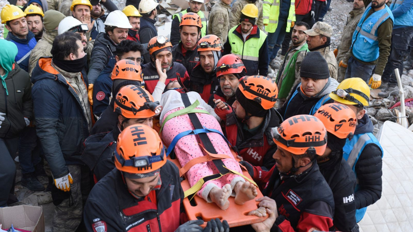  Чудо во Турција: Татко, мајка и четири деца извлечени живи по 101 час под урнатините